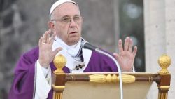 Franziskus bei einer Heiligen Messe