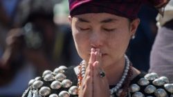 Gläubige im Kachin-Staat im traditionellen Gewand 