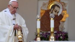 Papa francisco incensa o Altar na Missa em San Giovanni Rotondo, em 17 de março de 2018. (Foto: AFP/Alberto Pizzoli