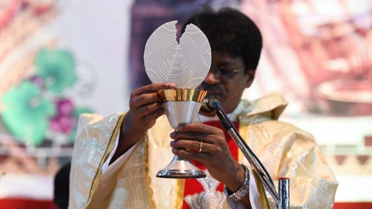 Ein katholischer Priester in Indien bei der Zelebration