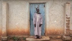 Ein Fulani-Farmer vor seinem Haus in Nigeria, in Plateau State