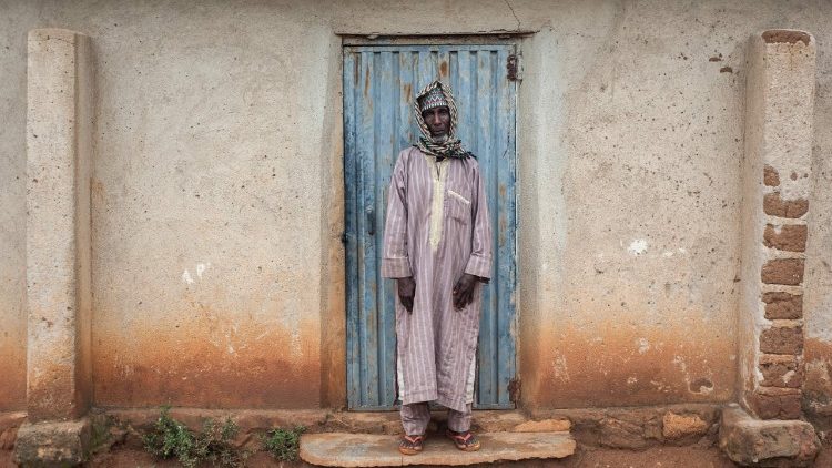 Ein Fulani-Farmer vor seinem Haus in Nigeria, in Plateau State