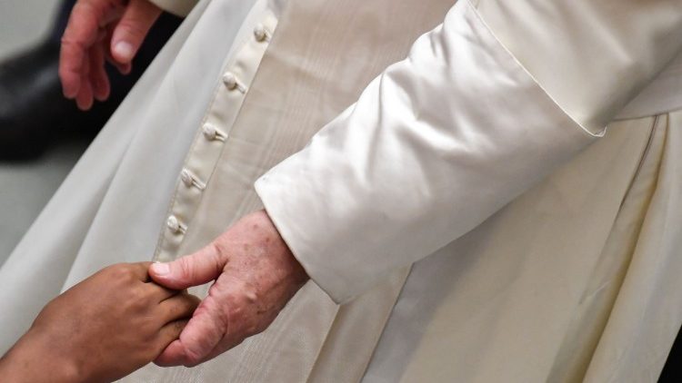 പൊതുകൂടിക്കാഴ്ചാവേളയിൽ പാപ്പാ രോഗികളെ ആശ്വസിപ്പിക്കുന്നു 