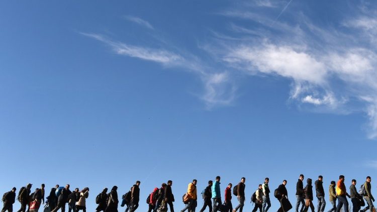 Archivbild aus dem November 2015: Migranten nach Überschreiten der österreichischen Grenze in Simbach/Deutschland auf dem Weg zu einer Registrierungseinrichtung