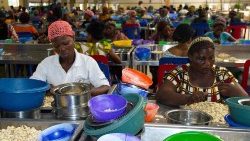 Benin, donne al lavoro nella preparazione di cibo