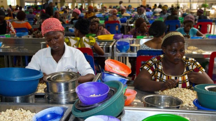 Benin, donne al lavoro nella preparazione di cibo
