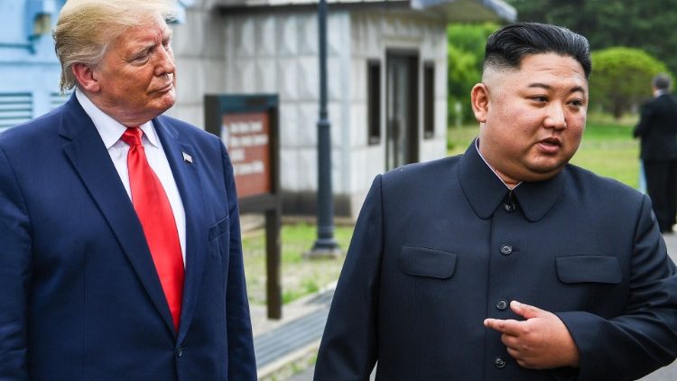 La foto postata dal presidente Usa, Donald Trump, con Kim Jong Un