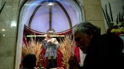 Cada 7 de agosto, cientos de fieles acuden al santuario de San Cayetano en el barrio bonaerense de Liniers para rezar ante el patrón del pan y del trabajo. (AFP or licensors)