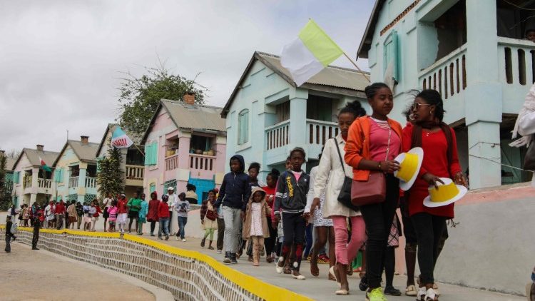 Na visita do Papa ao Madagascar, crianças e jovens da Associação Akamasoa em Antananarivo. (Foto de Arquivo)