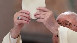 Papież Franciszek sprawujący Eucharystię