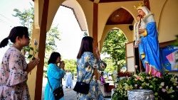 தாய்லாந்திலுள்ள அன்னையின் திருத்தலம் ஒன்றில் வழிபாடும் கிறிஸ்தவர்கள் 