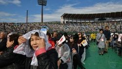 Image d'illustration. La foule avant la messe du Pape François au stade de Nagasaki en novembre 2019. 
