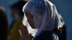 O femeie japoneză în rugăciune (imagine simbolică în contextul comemorării a 80 de ani de la bombardamentele atomice de la Hiroshima și Nagaki)