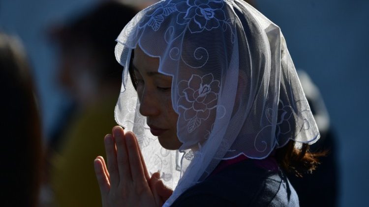 O femeie japoneză în rugăciune (imagine simbolică în contextul comemorării a 80 de ani de la bombardamentele atomice de la Hiroshima și Nagaki)