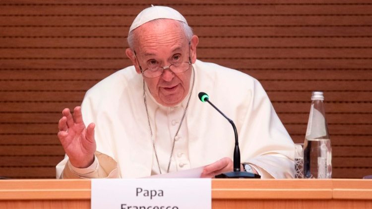 Pave Frans i generalkongregasjonens aula 13. desember 