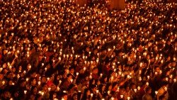 செப வழிபாட்டில் ஈடுபடும் இந்தோனேசிய மக்கள் 