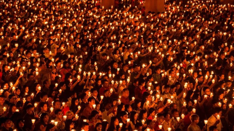 செப வழிபாட்டில் ஈடுபடும் இந்தோனேசிய மக்கள் 