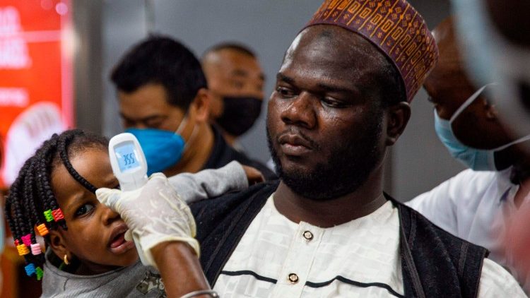 நைஜீரியாவில் குழந்தை ஒன்றிற்கு மருத்துவப் பரிசோதனை 