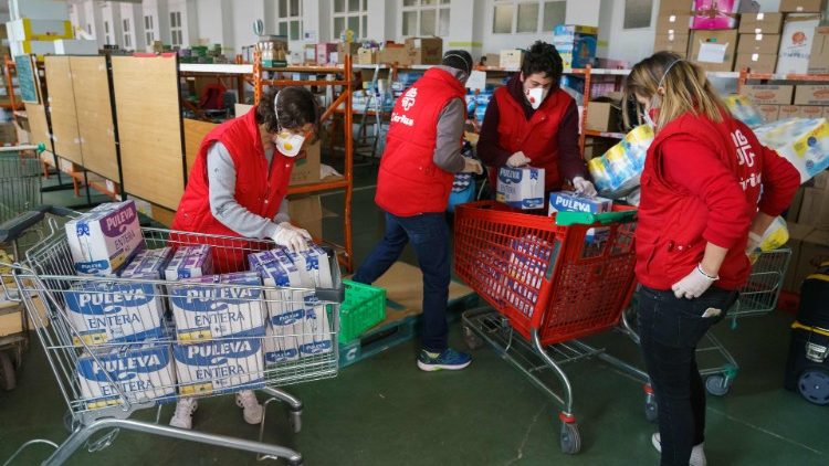 Volontari della Caritas spagnola (Cesar Manso / AFP)