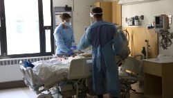 US-HEALTH-CARE-PROFESSIONALS-TREAT-CORONAVIRUS-PATIENTS-ON-THE-A