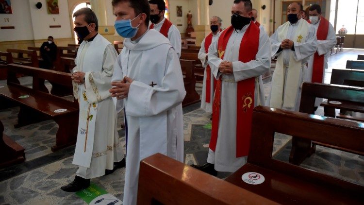 കൊളംബിയയിൽ വൈദികർ സമൂഹബലിക്കായി പ്രദക്ഷിണമായി ബലിപീഠത്തിലേക്ക് 