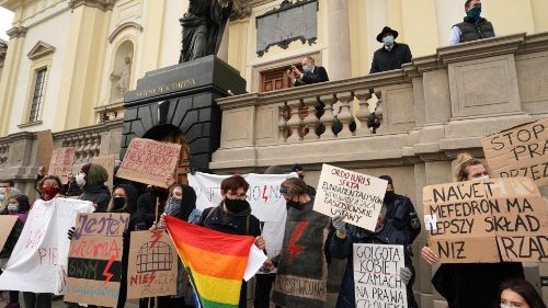 Polen: H&auml;lfte der Polen bewertet Arbeit der Kirche negativ