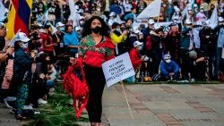 Bei einer Demo in Bogotà wird Mode vorgestellt, die frühere FARC-Kämpfer entworfen haben