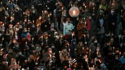 Gedenkmarsch mit Lichterkette nach einem Terror-Anschlag in Wien 2020