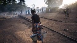 Eine Vertriebene trägt Wasser zum Camp in der Grenzregion zwischen Zentralafrika und Kongo