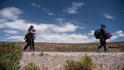 Migrantes venezolanos atraviesan la frontera entre Bolivia y Chile en 2021