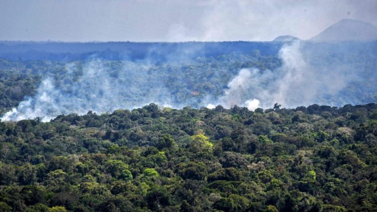 Il fumo di un incendio si alza dalla foresta amazzonica a Oiapoque, nello Stato di Amap&aacute;, in Brasile