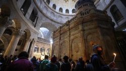 Fiéis na Basílica do Santo Sepulcro aguardam início da celebração do Sábado Santo (Photo by Emmanuel Dunand)