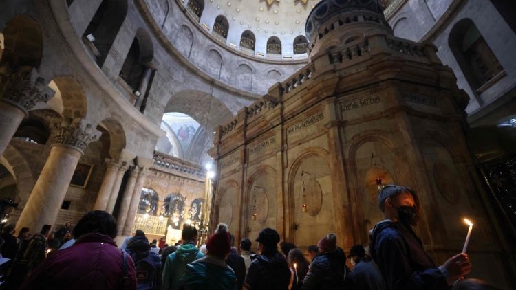 Fiéis na Basílica do Santo Sepulcro aguardam início da celebração do Sábado Santo (Photo by Emmanuel Dunand)