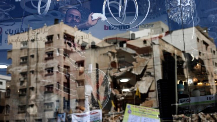 Palästinensischer Händler säubert die Auslage seines Geschäfts nach einem israelischen Militärschlag