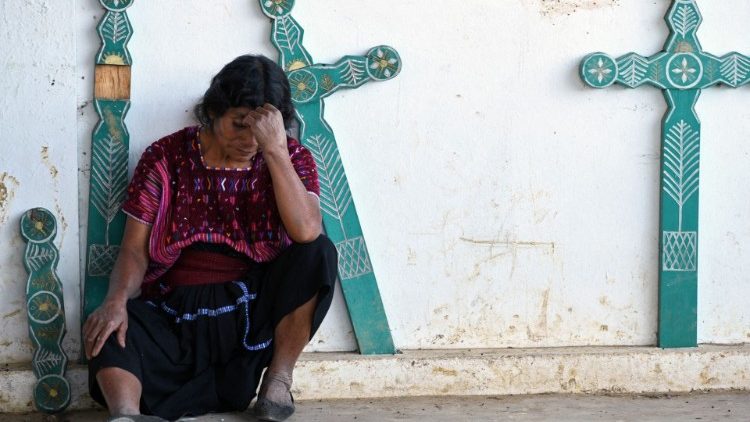 Une femme déplacée après l'attaque d'hommes armés à Pantelho le 9 juillet 2021. Les évêques appellent les Mexicains à retrousser leurs manches pour endiguer la pauvreté et la violence. 