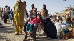 Afghani bloccati al confine col Pakistan al momento della presa del potere dei talebani a Kabul nell'agosto 2021