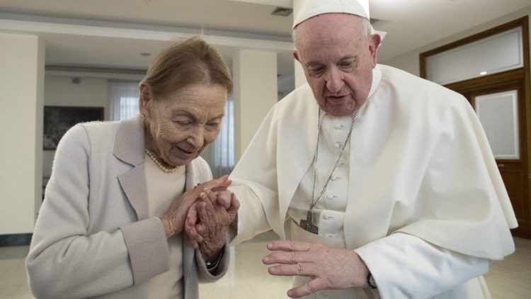 Franziskus mit der Holocaust-&Uuml;berlebenden Edith Bruck