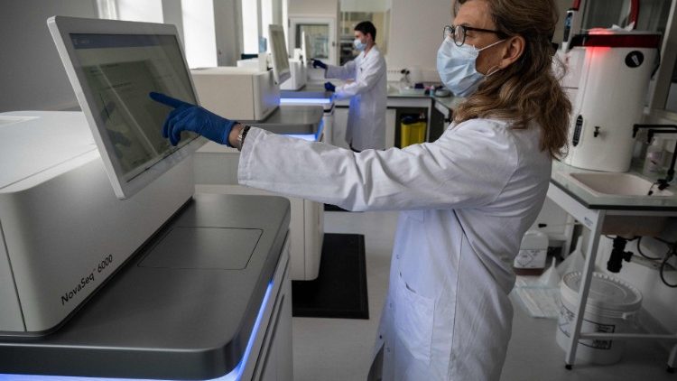 Un ricercatore in laboratorio