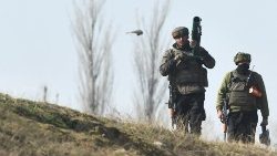 Indische Soldaten patrouillieren nach einem Feuergefecht mit Rebellen in der Gegend von Srinagar (Archivbild aus dem März 2022)