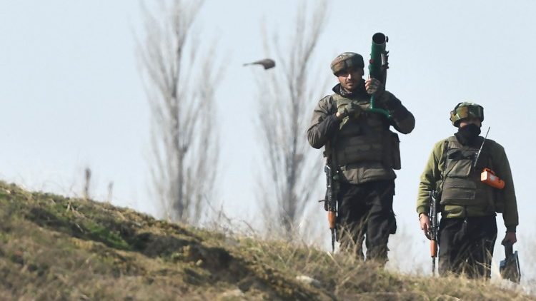 Indische Soldaten patrouillieren nach einem Feuergefecht mit Rebellen in der Gegend von Srinagar (Archivbild aus dem März 2022)