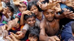 I bambini Rohingya rifiugati nell’insediamento bengalese Kutupalong