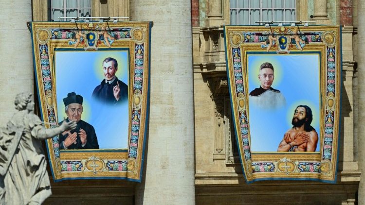 Tape&ccedil;aria com a imagem do Santo na fachada da Bas&iacute;lica de S&atilde;o Pedro