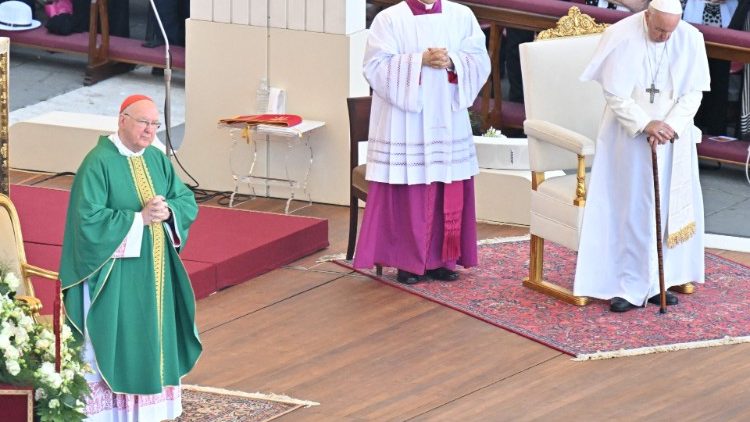 Le cardinal Farrell, camerlingue de la Sainte Église romaine et le Pape François au cours d'une messe.