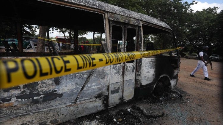Ein Polizist sichert nach einem Überfall durch Boko-Haram-Terroristen auf ein Gefängnis die Überreste eines ausgebrannten Busses in Abuja, Nigeria (Archivbild vom Juli 2022)