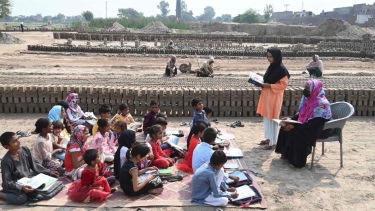 पाकिस्तान में ईंट बनाने वालों के बच्चे पढ़ाई करते हुए