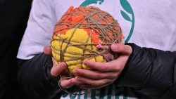 Il pallone realizzato con gli stracci presentato a Papa Francesco dai giovani di Scholas Occurrentes