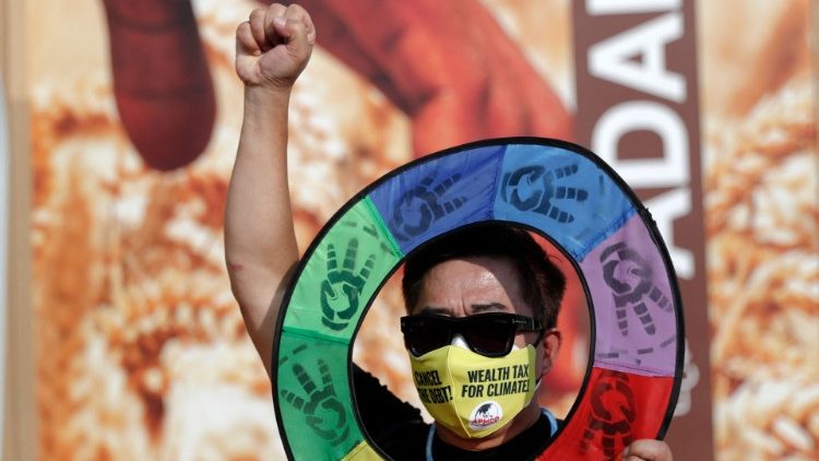 Un activiste demande plus de justice sociale lors de la COP27 qui s'est tenue en Egypte, en 2022.