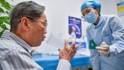 Haikou - L'impennata dei contagi in Cina sta mettendo a dura prova il Paese. Qui un uomo mentre riceve una dose di vaccino anti-Covid-19