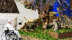 Папа Францішак перад каляднымі яслямі. Ілюстрацыйнае фота