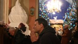 लविव के गिरजाघर में 15 अगस्त को प्रार्थना करते विश्वासी